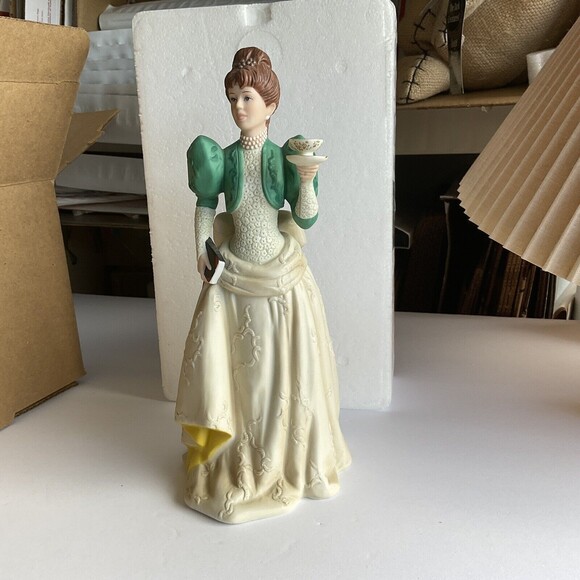 1995  Avon Mrs. Albee Porcelain Presidents Club Award Figurine - Picture 6 of 6